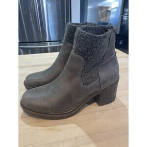 B-52 by Bullboxer Women Gray Lug Vegan Leather Back Zip Chunky Boot 8